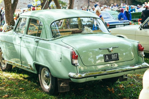 Welche Kleidungsstücke sind essentiell für eine vielseitige Garderobe?